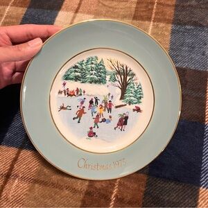 Vintage Avon Christmas 1975 Collector's Plate with Gold Trim- 4th edition